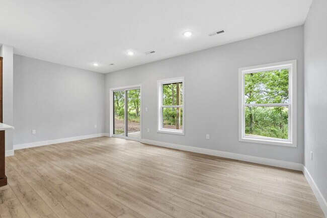 Building Photo - 2175 W Parkview Ave