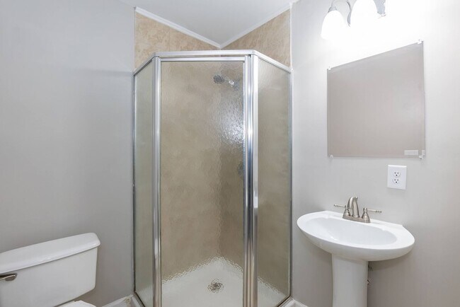 Building Photo - Beautiful Townhouse w/ 1st Floor Bedroom