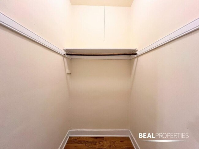 Building Photo - 1 bedroom in CHICAGO IL 60625