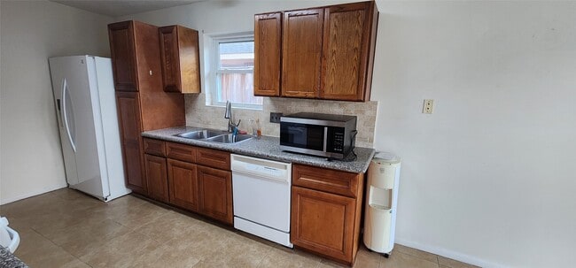 Building Photo - 16807 Sussex Dr