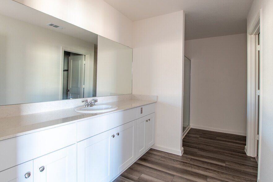 Primary bathroom - 14141 Emeric St