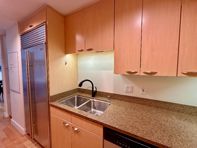 Building Photo - 654 Front St