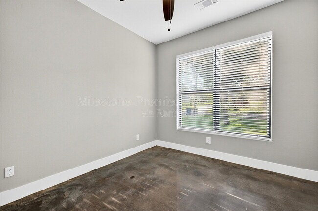 Building Photo - 1501 S 7th Ave