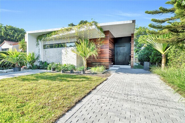 Building Photo - 34 SW 26th Rd