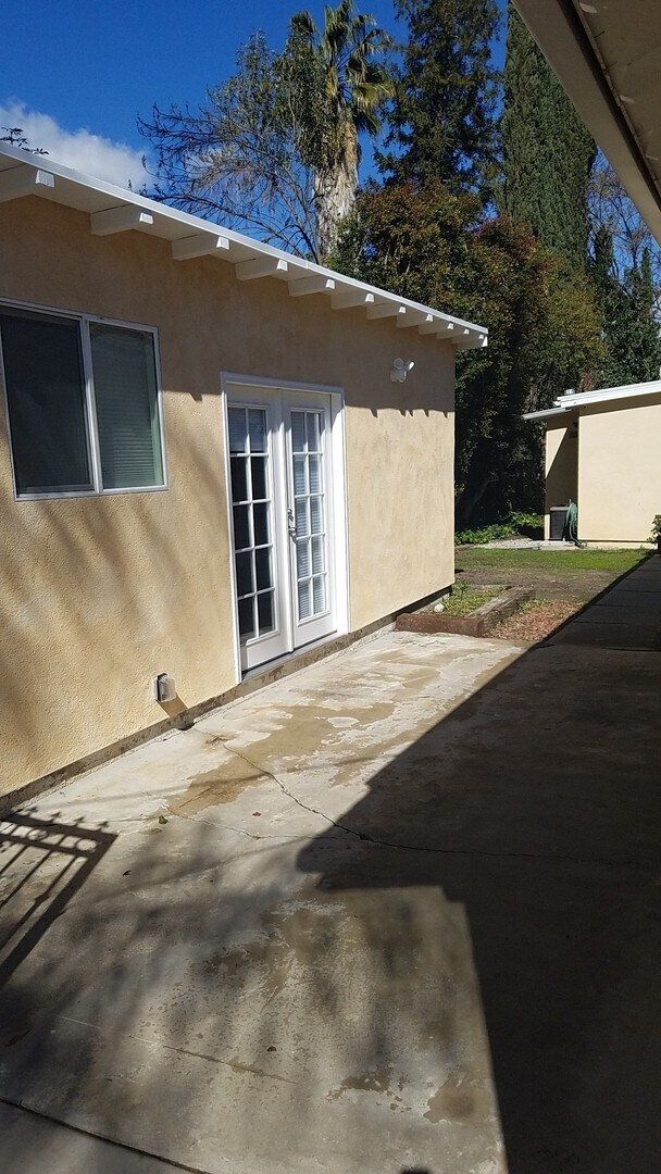 Building Photo - Tarzana- High End Compact Side House Studio / UTILITIES INCLUDED!