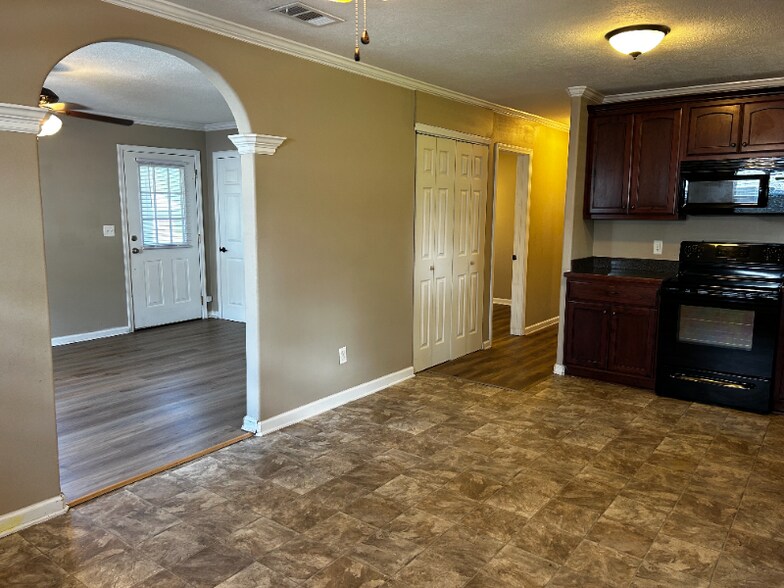 Building Photo - 105 Cardinal St