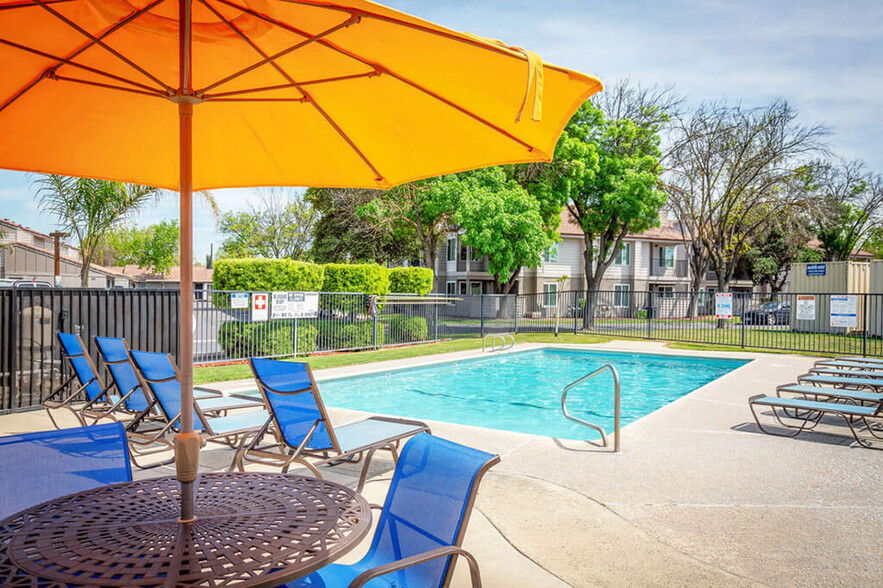 Poolside Dining Tables - River Oaks Apartments & Townhomes