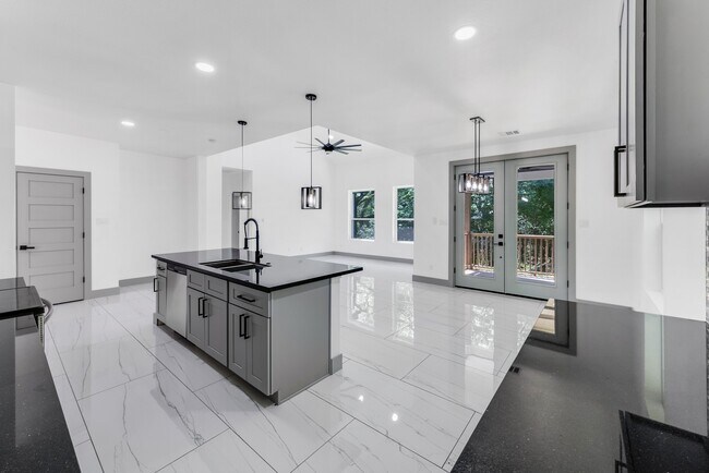 Building Photo - 90 Piping Rock Pl