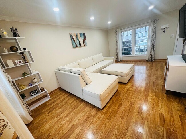 Building Photo - 2062 Danbury Pl