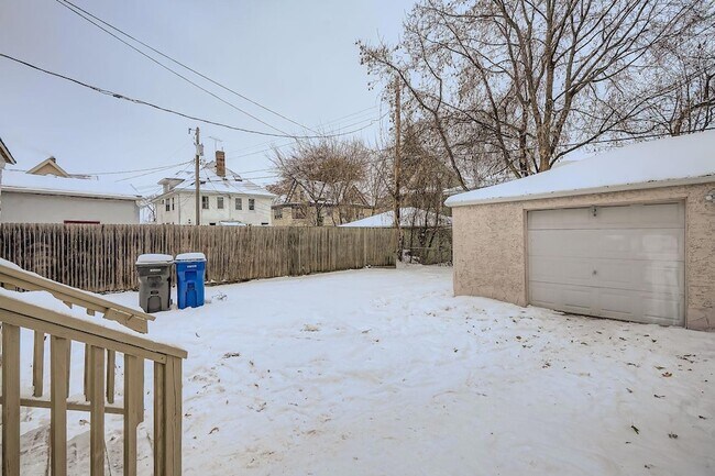 Building Photo - 84 Isabel St W