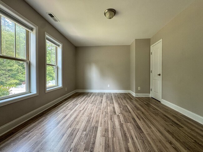 Building Photo - Gorgeous 4 Bed 2.5 Bath Home in West Gate