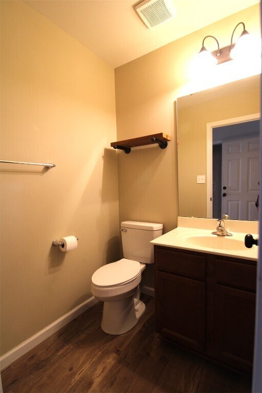 Building Photo - 221 Pecan Bluffs Dr