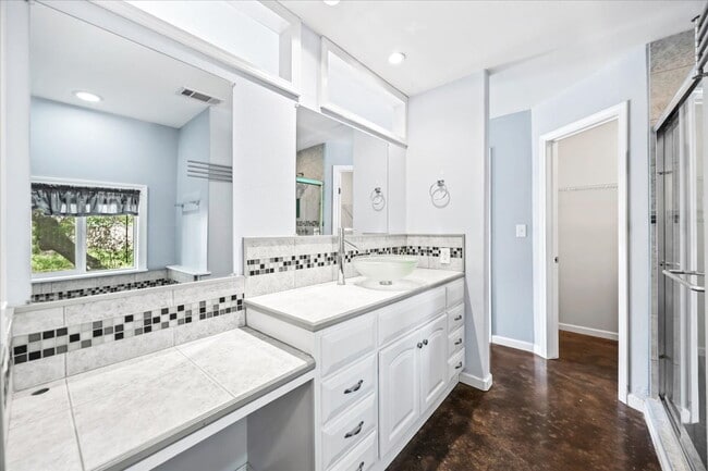 Building Photo - Beautiful 2 Bedroom, 2 Bath Home in Guard-Gated Community