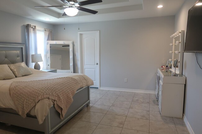 Building Photo - 515 Graneros Ave