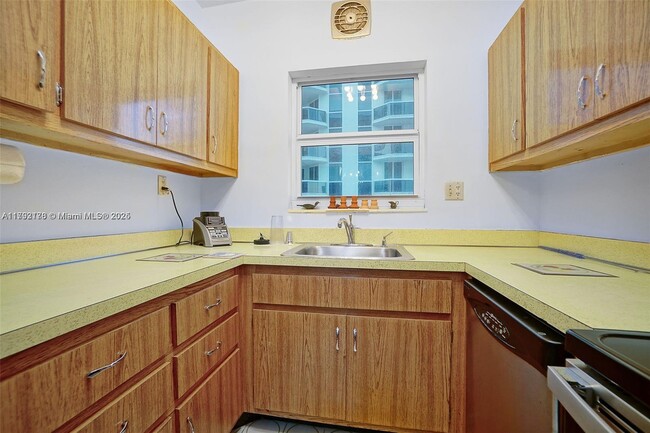 Building Photo - 4747 Collins Ave
