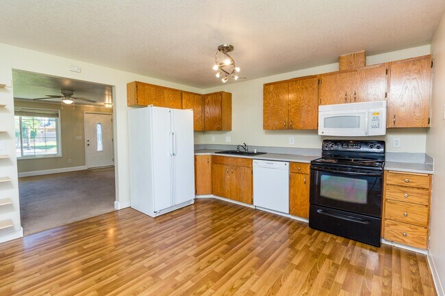 Building Photo - 3 bedroom 2 Bath Single Level on Large Lot
