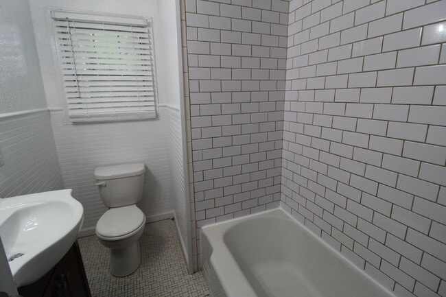 Building Photo - 1/2 Off Your August 2025 Rent On This 2 Be...