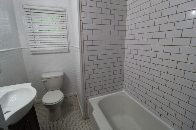 Building Photo - August FREE On This 2 Bedroom 1 Bath Home ...