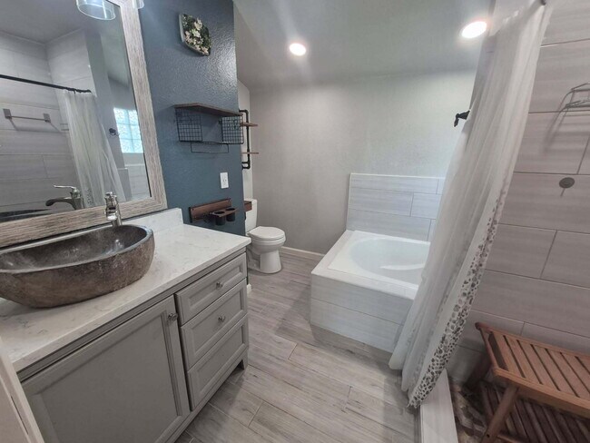 Building Photo - 3 bed/2 bath in Kirby