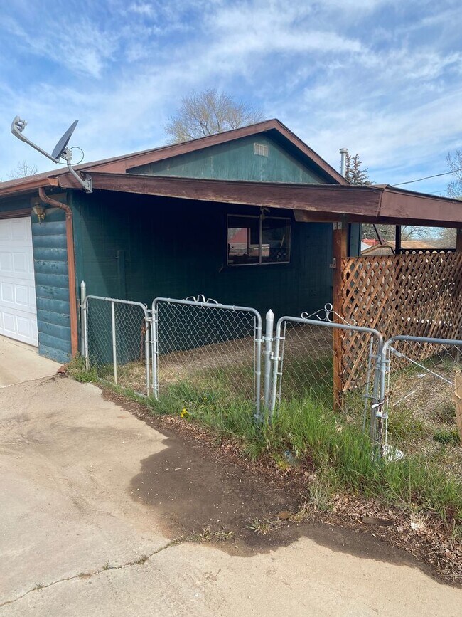 Building Photo - Large corner lot north of town