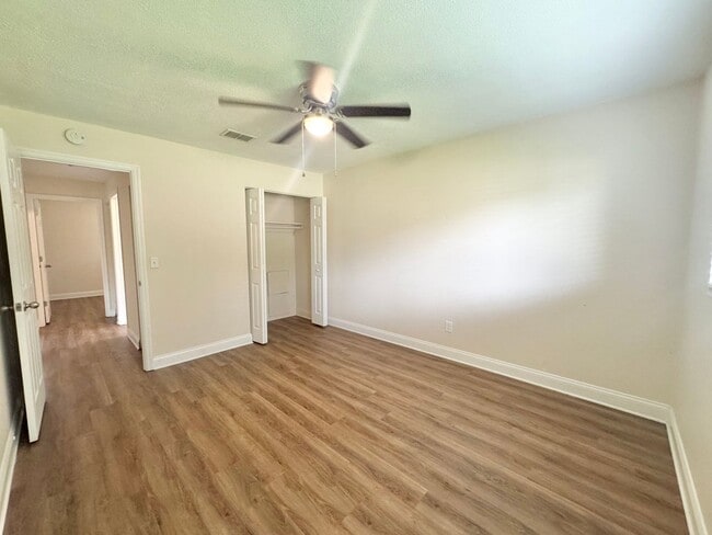 Building Photo - Apartment - Right off Cypress Gardens Blvd!