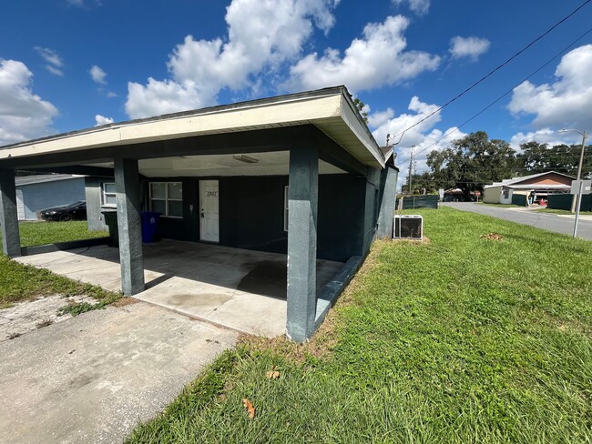 Building Photo - Cozy home located in Lakeland