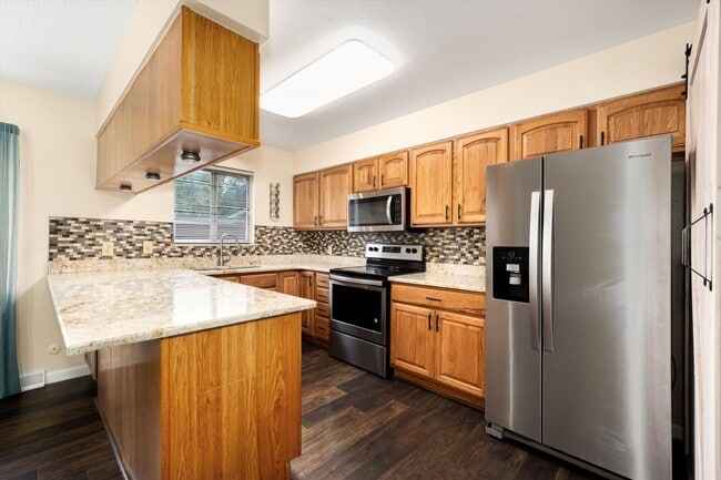 Building Photo - 2 bedroom 3 bath Updated townhome in Lakewood!