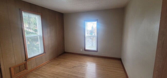 Building Photo - 4 Bedroom 2 Bath - Single Family Home