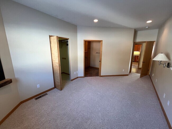 Building Photo - Spacious 3 Bed/3.5 Bath Home with Two Prim...