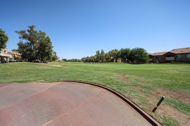 Building Photo - Stunning 3 bedroom, 2.5 bathroom Gold Cour...