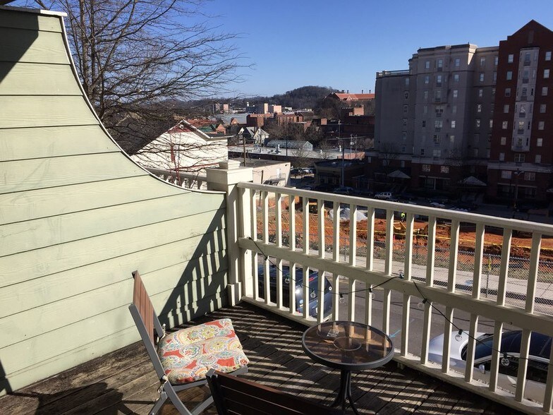 Building Photo - 1517 Laurel Ave