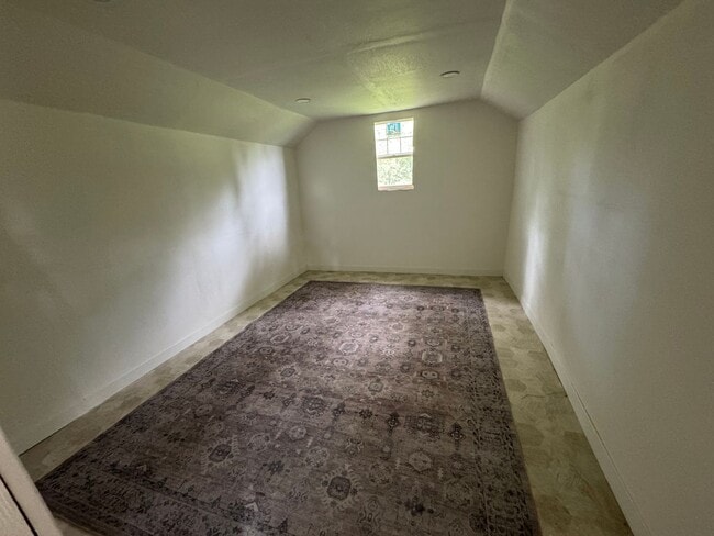 Building Photo - 4 Bedroom Updated Acreage