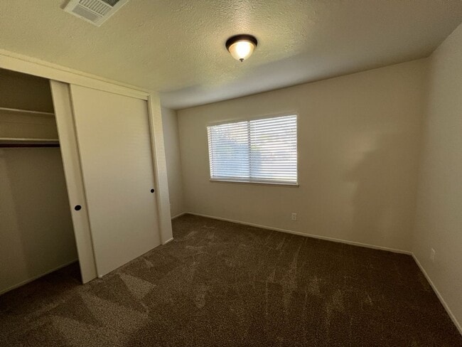 Building Photo - Newly updated 3-bedroom Single Story in th...