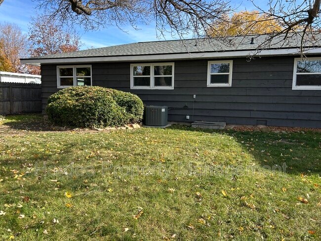 Building Photo - 1835 Broadmoor Dr