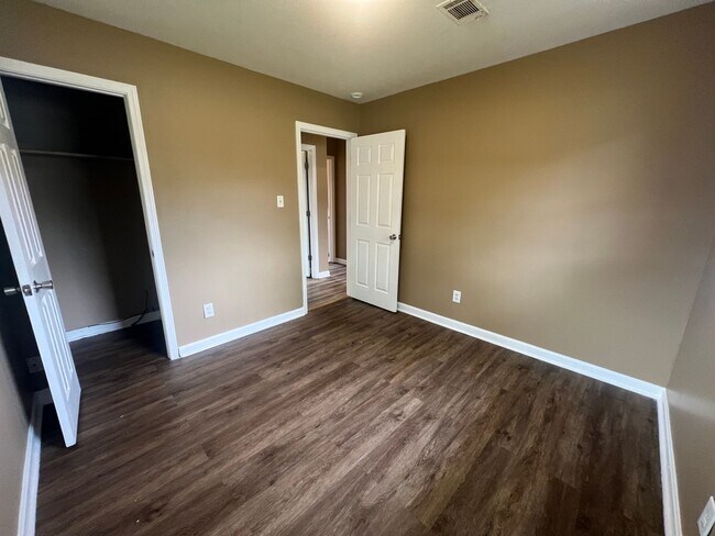 Building Photo - 3 bedroom 1 bathroom single level home