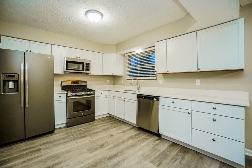 Building Photo - 1127 Crestview St