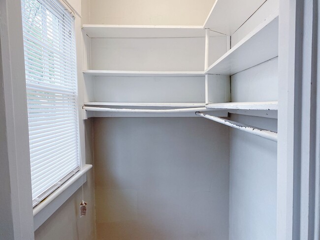 Building Photo - Beautiful 2 Bedroom home one block from ECU!
