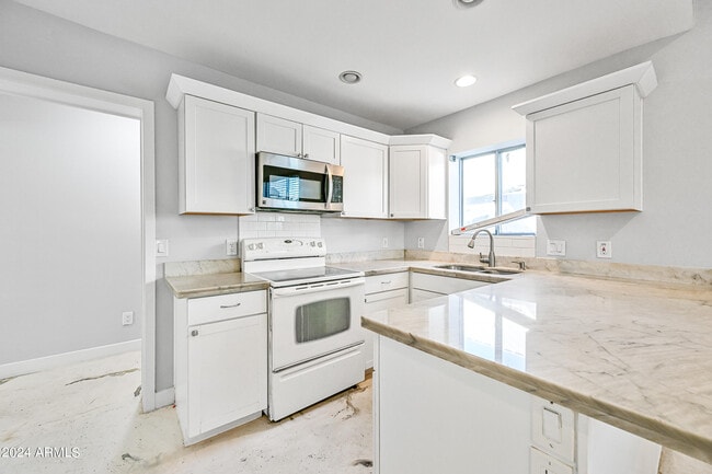 Building Photo - 1850 W Glenrosa Ave