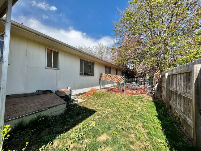 Building Photo - 2 Bedroom 1 bathroom Duplex