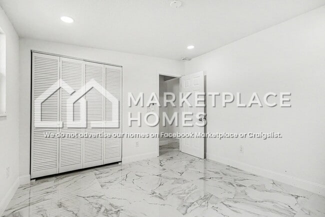 Building Photo - 408 Bassedena Cir N