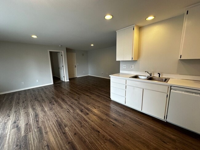 Building Photo - Very Spacious 1 Bedroom Upstairs Unit With A Private Deck