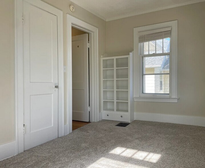 Building Photo - 704 Lovett Ave SE