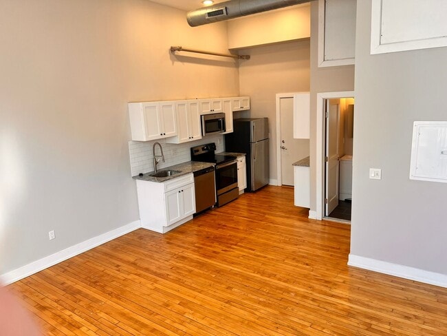 Building Photo - 4627 E. Thompson-Studio