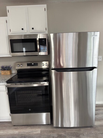 Building Photo - 2725 Danz Ave