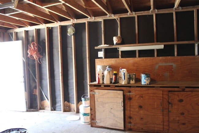 Building Photo - 210 Brigadoon Ln