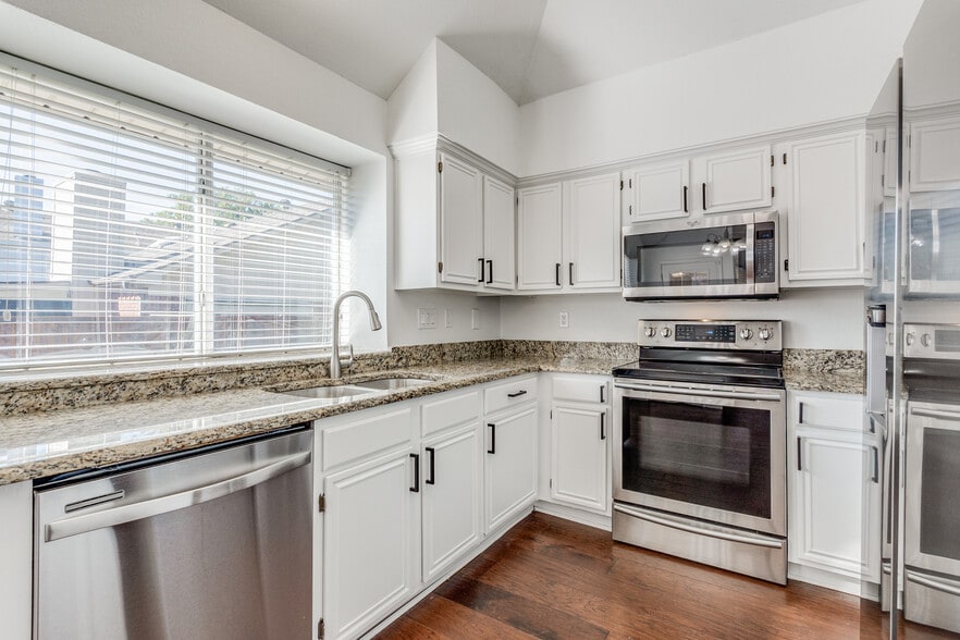 Building Photo - 6841 Bellehaven Dr