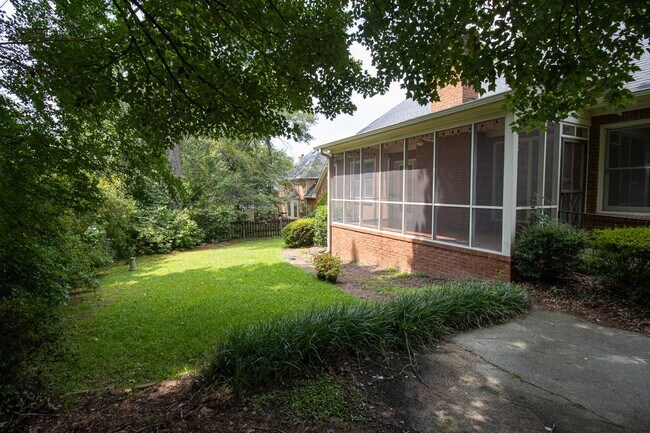 Building Photo - 2220 Montclair Dr