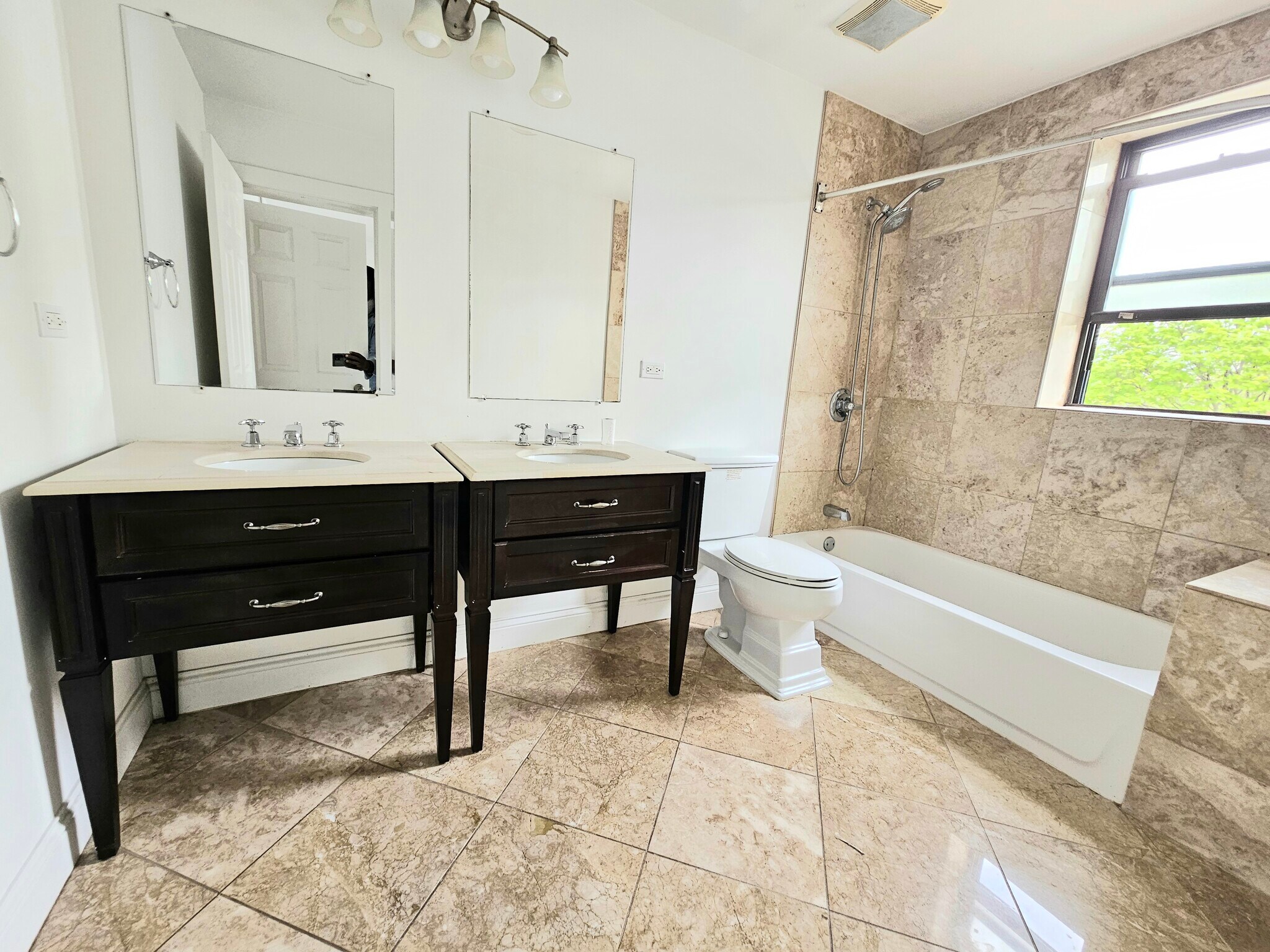 Building Photo - 2209 W Arthur Ave