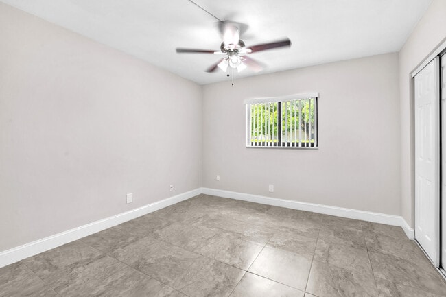 Building Photo - 559 NE 44th St