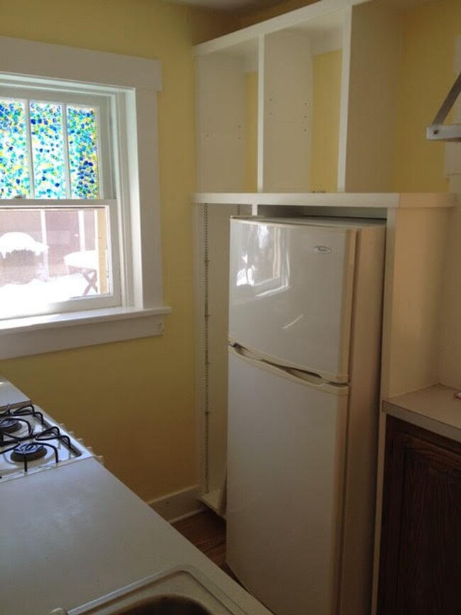 Building Photo - Garden Level One Bedroom In 4-Plex Home Cl...